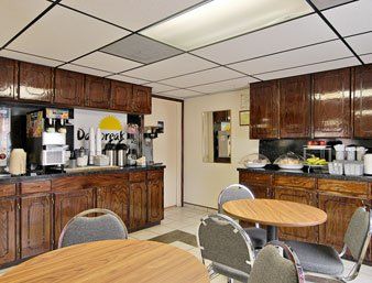 Days Inn & Suites By Wyndham Marshall Restoran gambar